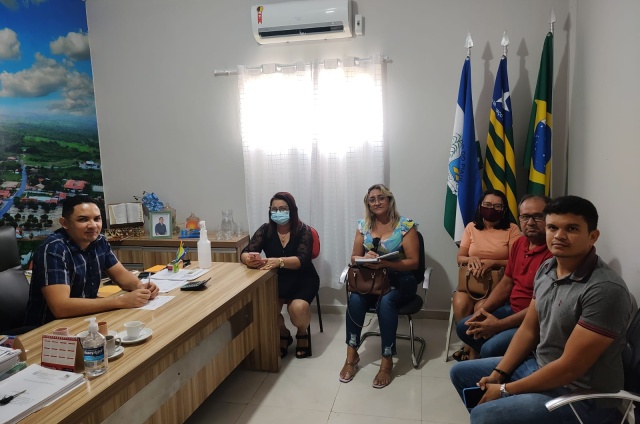 Professores municipais entram em greve por tempo indeterminado em Juazeiro do Piauí
